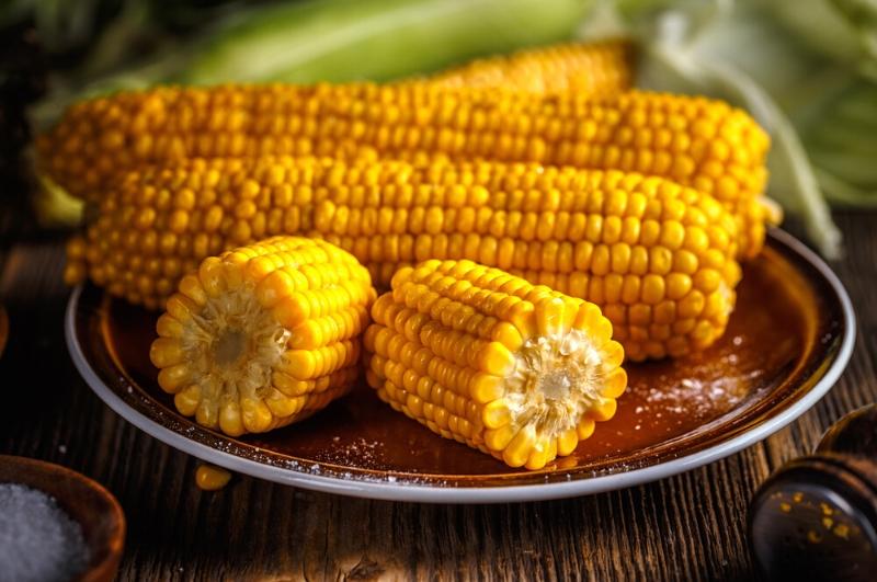 microwave corn on a plate
