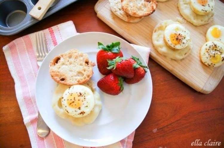 Plate with baked egg sandwich and fresh strawberries