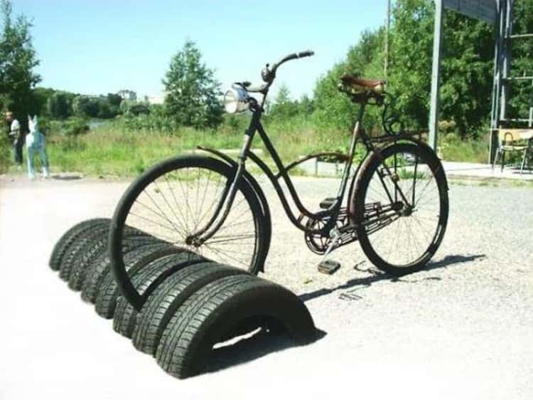 Easy bicycle stand using old tires