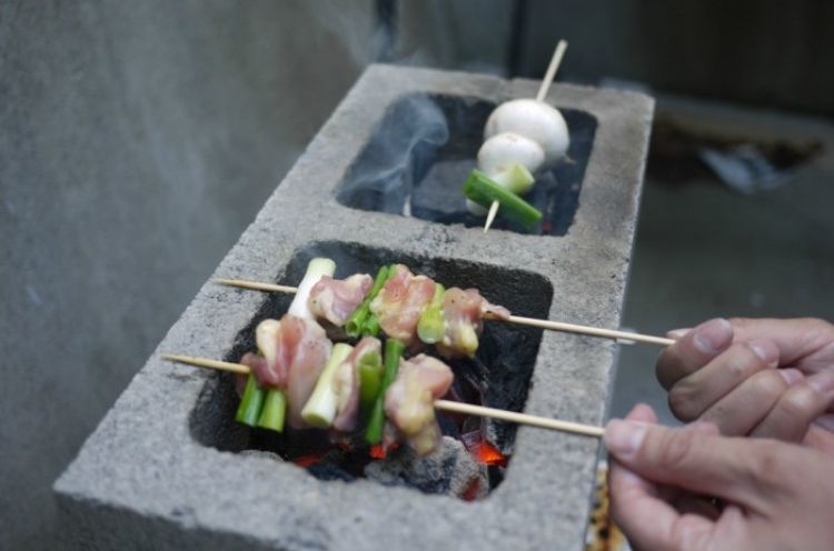Check out this awesome alternative to an outside grill, using cinder blocks. 