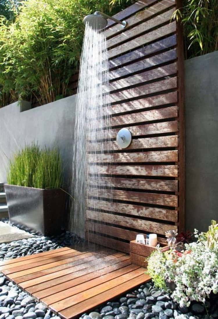 Pallet shower for outdoor 