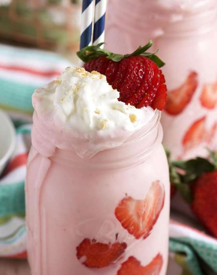 strawberry smoothie, healthy smoothie for kids, fresh strawberry smoothie
