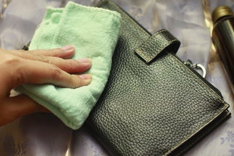 How to remove oil stains from leather bags
